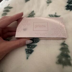Girlactik Blush Me & Glow Face Palette Light
